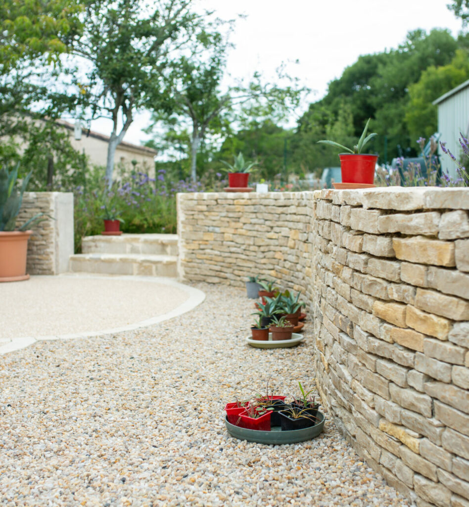 PASSEDAT-Création-Jardins-Allée-Terrasse-Béton-désactivé-gravier-muret-pierre-sèche-Cahors