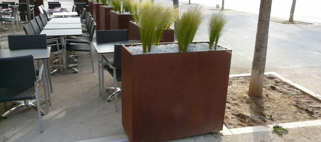 PASSEDAT-Paysagiste-Aménagement-sur-mesure-terrasse-restaurant-jardinières-Cahors-1